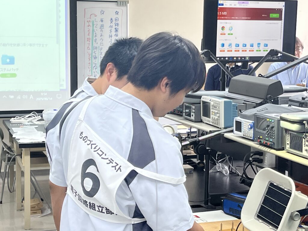 ものづくりコンテスト参加3年生2名作業風景